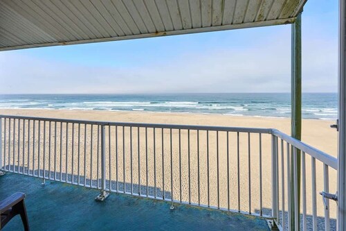 Oceanfront Family Suite - Full Kitchen - Beach Access - Pool & Hot Tub!