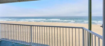 Oceanfront Family Suite - Full Kitchen - Beach Access - Pool & Hot Tub!