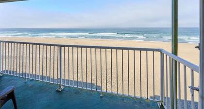 Oceanfront Family Suite - Full Kitchen - Beach Access - Pool & Hot Tub!