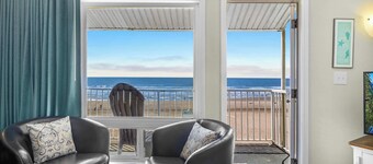 Oceanfront Family Suite - Full Kitchen - Beach Access - Pool & Hot Tub!