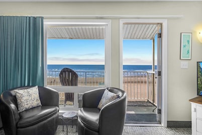 Oceanfront Family Suite - Full Kitchen - Beach Access - Pool & Hot Tub!