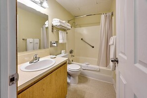 Combined shower/bathtub, hair dryer, towels, shampoo - Oceanfront Fireplace Suite - Full Kitchen - Pool & Hot Tub (Lincoln City)