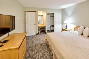 1 bedroom, iron/ironing board, WiFi, bed sheets - Oceanfront Fireplace Suite - Full Kitchen - Pool & Hot Tub (Lincoln City)