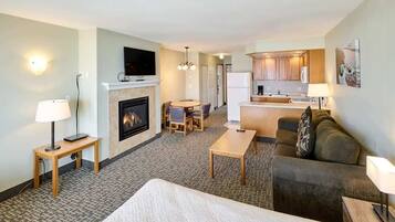 Una televisión, una chimenea, un reproductor de DVD, una oficina