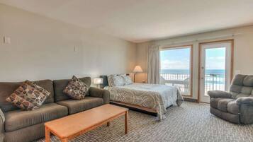 Een televisie, een open haard en een kantoor