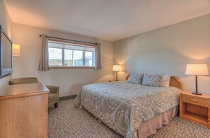 1 bedroom, iron/ironing board, WiFi, bed sheets - Stunning Ocean View Suite - Heated Indoor Pool and Hot Tub! (Lincoln City)