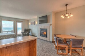 Dining - Stunning Ocean View Suite - Heated Indoor Pool and Hot Tub! (Lincoln City)