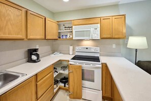 Grand réfrigérateur, micro-ondes, four, plaque de cuisson