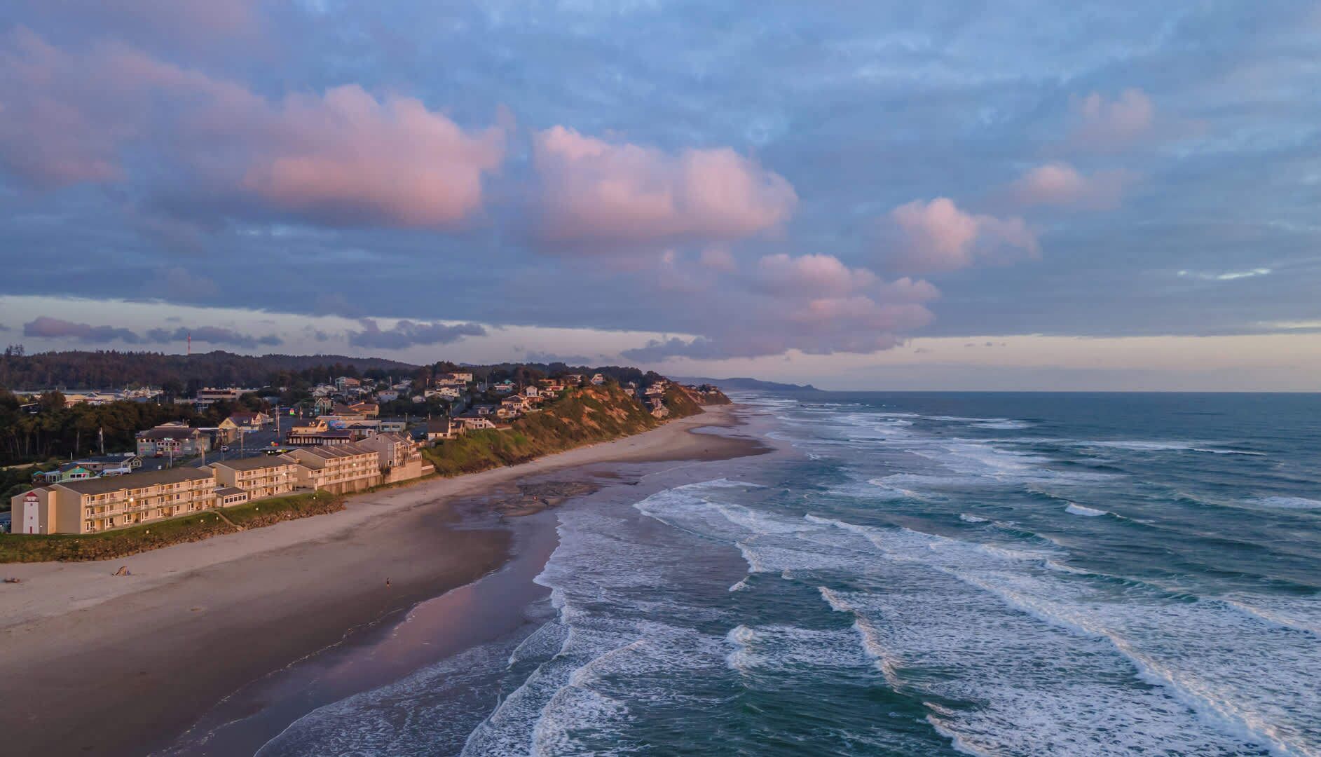 Un pueblo costero con playa, edificios y vista al océano.