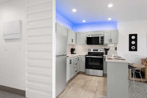Full-size fridge, microwave, oven, stovetop