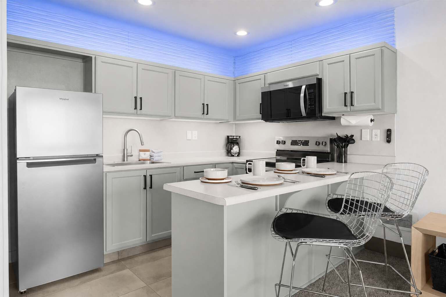 Full-size fridge, microwave, oven, stovetop
