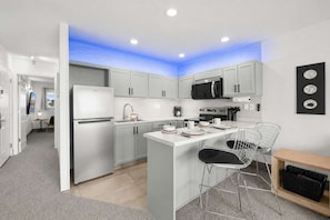 Full-size fridge, microwave, oven, stovetop