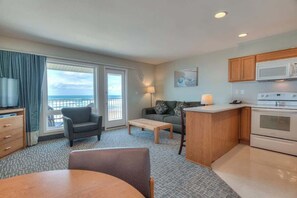 TV, offices - Oceanfront Suite - 2 Queen Beds - Beach Access - Pool and Hot Tub (Lincoln City)