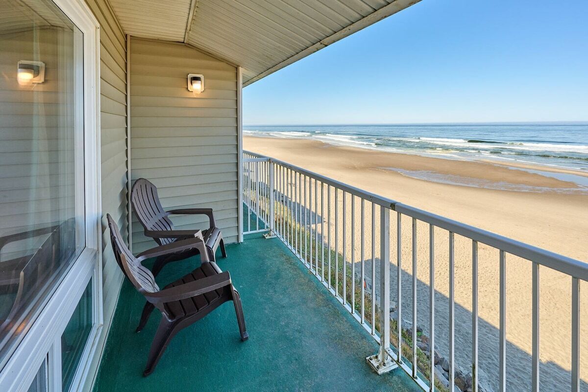 Un balcon donnant sur la plage, deux chaises et une rambarde.