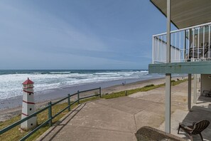 On the beach - Beachfront Studio - No Stairs - Patio - Full Kitchen (Lincoln City)