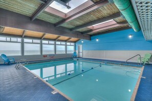 Indoor pool - Beachfront Studio - No Stairs - Patio - Full Kitchen (Lincoln City)