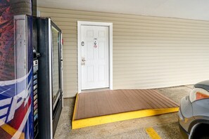Exterior detail - Beachfront Studio - No Stairs - Patio - Full Kitchen (Lincoln City)