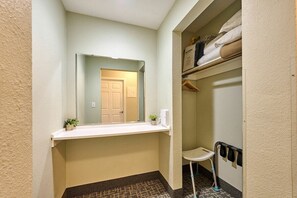 Interior - Beachfront Studio - No Stairs - Patio - Full Kitchen (Lincoln City)