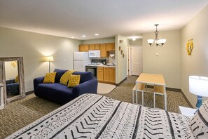 Iron/ironing board, WiFi, bed sheets - Beachfront Studio - No Stairs - Patio - Full Kitchen (Lincoln City)