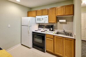 Coffee/tea maker, fridge, microwave, oven - Beachfront Studio - No Stairs - Patio - Full Kitchen (Lincoln City)