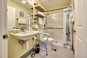 Shower, hair dryer, towels, shampoo - Beachfront Studio - No Stairs - Patio - Full Kitchen (Lincoln City)