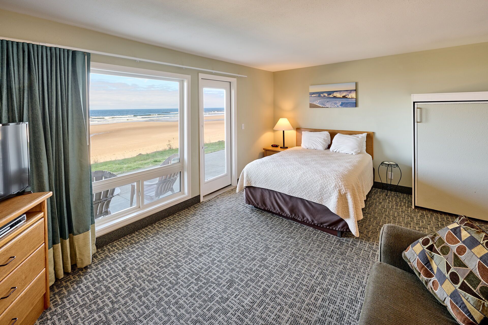 Ground Floor Oceanfront Studio-Full Kitchen-Patio!