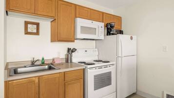 Full-size fridge, microwave, oven, stovetop