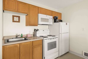 Frigorifero con congelatore, microonde, forno, piano cottura