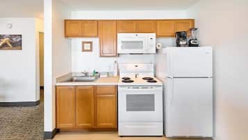 Full-size fridge, microwave, oven, stovetop