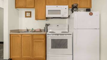 Grand réfrigérateur, micro-ondes, four, plaque de cuisson