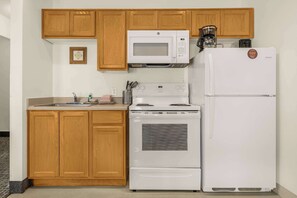 Full-size fridge, microwave, oven, stovetop
