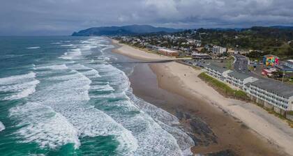 Fireplace Studio - Ground Level - Beach Access - Pool & Hot Tub!