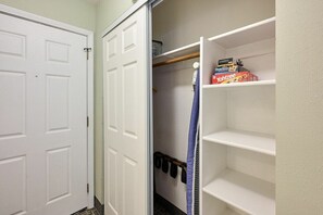 Interior - Fireplace Studio, Ground Level, Beach And Pool! (Lincoln City)