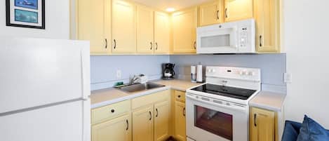Coffee/tea maker, full-size fridge, microwave, oven