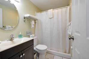Dusche, Haartrockner, Handtücher, Shampoo