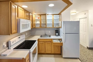 Full-size fridge, microwave, oven, stovetop