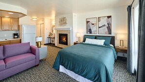 Room - Ground Floor Studio, Beach Access, Pool & Hot Tub! (Lincoln City)
