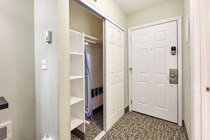 Interior - Fireplace Queen Studio - Ocean View - Pool & Hot Tub! (Lincoln City)