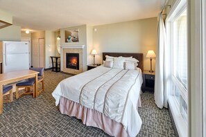 Iron/ironing board, WiFi, bed sheets - Oceanfront Studio With Kitchen, Pool And Hot Tub! (Lincoln City)