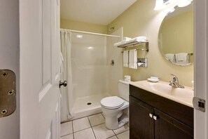 Douche, séchoir à cheveux, serviettes fournies