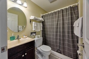 Shower, hair dryer, towels, shampoo - Corner Queen Fireplace Studio - Ocean View + Pool! (Lincoln City)