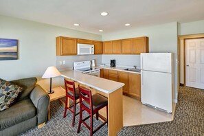 Frigorífico, microondas, horno y placa de cocina