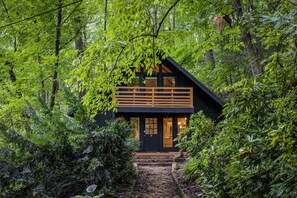 Exterior - Cozy Modern Family Cabin | Hot tub | Fire Pit | Clubhouse Pool & Game Room |  (Gatlinburg)