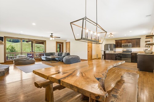 Bear's Den | 2 Homes, Hot Tub & Views⛰️ + Biltmore Pass