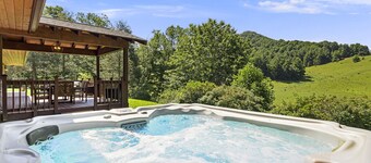 Bear's Den | 2 Homes, Hot Tub & Views⛰️ + Biltmore Pass