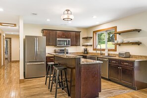 Een magnetron, een oven, een kookplaat, een vaatwasser