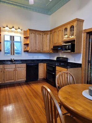 Réfrigérateur, four à micro-ondes, un four, surface de cuisson