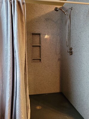 Bañera, secador de pelo, toallas, jabón