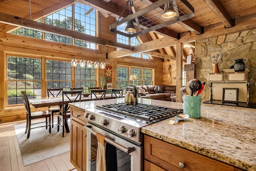 Hot Tub, Game Room & Valley Views + Biltmore Pass | Peaceful Mountain Lodge
