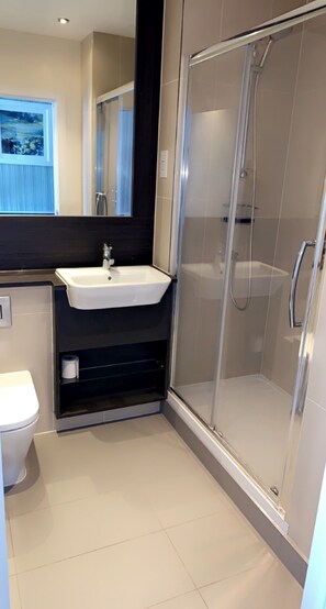 Suihkun ja ammeen yhdistelmä, hiustenkuivaaja, pyyhkeet, saippua